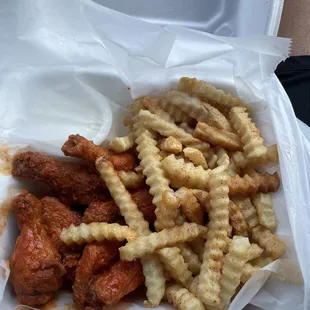 1 Flavor 6 Pieces Wings hot with its own made ranch