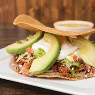 TOSTADA DE CARNE DESHEBRADA