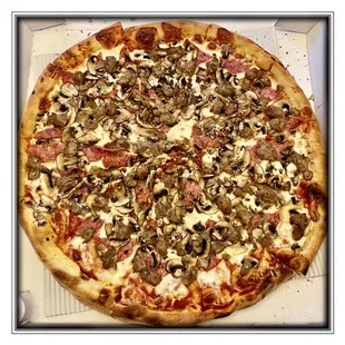 XL Pizza a la Toto&apos;s No. 2 - Salami, mushrooms, sausage
