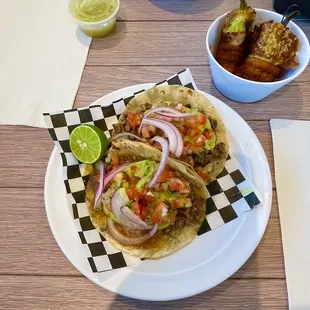 Tacos de cabeza and carne asada
