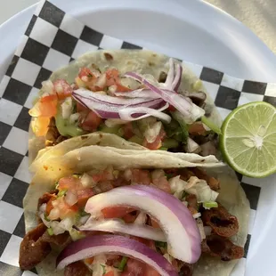 Tacos de asada y tripa