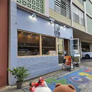 Storefront... no line at 1:30pm!