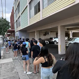 Get in line 45 min before they open for the first seating. Come after 11:00 and expect to wait 1.5-2 hrs.