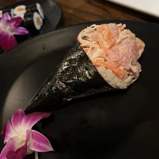 Salmon handroll
