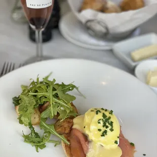 Smoked salmon Benedict - half