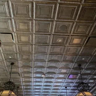 I love the lighting here... so elegant