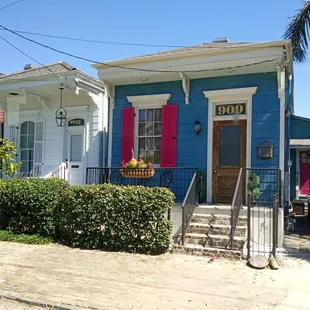 Colorful homes in the Irish Channel neighborhood of New Orleans
 (Tours by Isabelle | October 2022 | Guide: Steve)