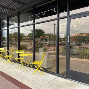 the outside of a restaurant