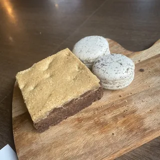 Cookies n' Creme Macaron