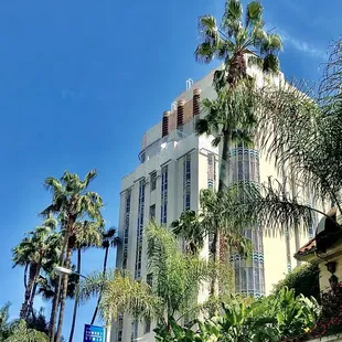 restaurant is located inside this 1920's Art Deco style vintage Sunset Tower Hotel on Sunset Bl/Kings Rd