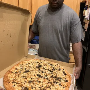 White Garlic Chicken Pizza sooooo good!!! It&apos;s huge!!!