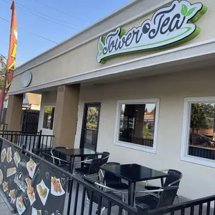 the outside of a restaurant