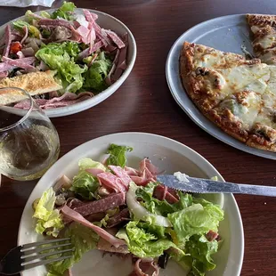 A wonderful Muffaletta salad and a pizza to die for!
