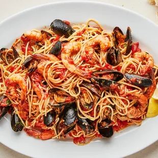  plate of spaghetti with seafood and musselling