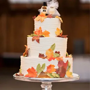 Photo courtesy of Courtney Bowlden Photography. Here is the cake from town and country with Fall fondant leaves.