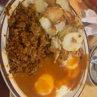 Huevos rancheros con tortillas y chorizo