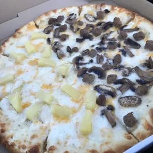 Medium half sausage mushroom and half pineapple. No beuno.
