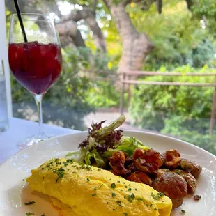 smoked salmon omelet with crispy potatoes (no cheese) - the omelet was excellent, potatoes were so crispy and tasty, delicious! (11/2024)