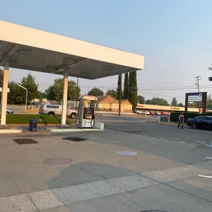 a gas station with cars parked in the lot
