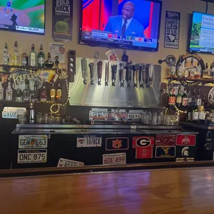 10 beers on tap and 5 tv&apos;s at the bar