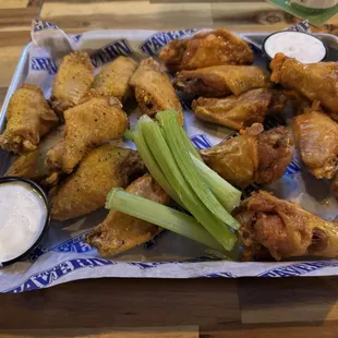 fried chicken wings, chicken wings, chicken wings and fried chicken, chicken, poultry, bbq wings, food, bbq chicken, fried chicken