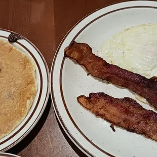 Kids meal  - One egg over easy, bacon and (chocolate chips*) pancake (*for a surcharge).