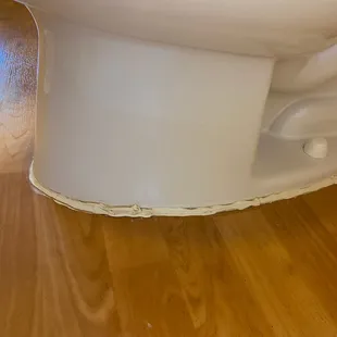 Caulking that looks like a 3rd grader applied it.