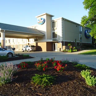 Sunny day Hotel look for outside