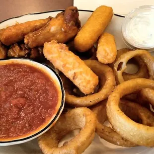 Sampler Basket wings, mozzarella sticks and onion rings