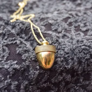 Acorn necklace opens up to reveal hidden compartment!  www.PinkHouseBoutique.com #nola #acorn #frenchquarter