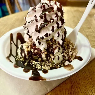 Hot fudge sundae
