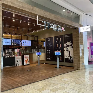 Storefront located in the middle of Oakridge Mall