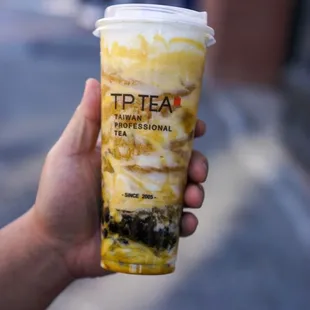 Crema Mango Tea - IG: @nelson_eats