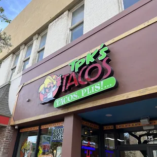 the front of a taco&apos;s restaurant