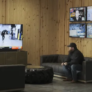 Lounge Area | Sit back, relax, watch the game and sip some coffee while you&apos;re mower/tractor gets serviced.
