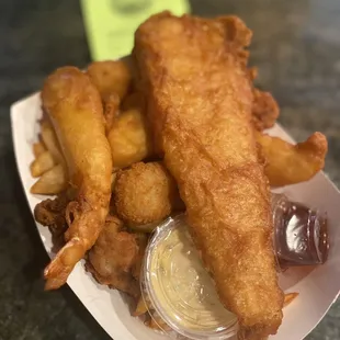 #12 the sampler (1 fish, 3 prawns, 3 oysters, 2 scallops with fries)