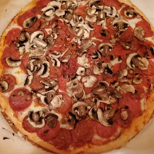 Pepperoni, linguica &amp; mushrooms