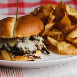 -- Smash Burger --
6oz all beef patty, grilled onions, mushroom, Swiss, and our tangy house sauce served on a brioche bun