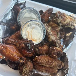 fried chicken wings, chicken wings and fried chicken, bbq wings, chicken wings, food, chicken, poultry, fried chicken, bbq chicken