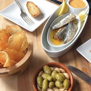 Sardines, olives, gaufrettes, baguette