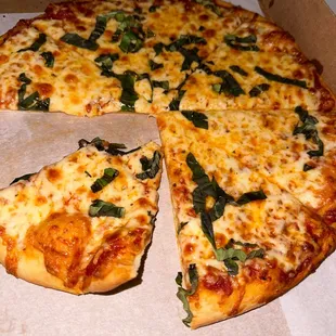 Magheretta pizza with fresh basil for the famous chef Thomas