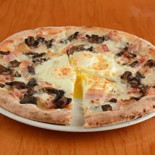 Pizza con uovo, funghi e pancetta