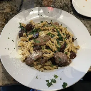 Gemelli Aglio E Ollo Con Salscicia E Funghi