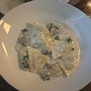 Ravioli agli Spinaci (spinach ravioli normally with fresh tomato sauce but I opted for a brown butter sauce).