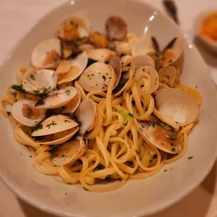 a bowl of pasta with clams