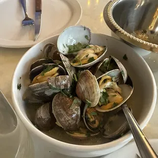 Saute di Vongole (baby clams)