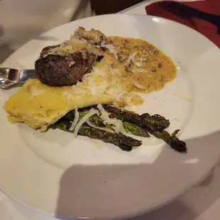 Tenderloin, mashed potatoes and asparagus