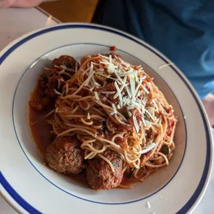 Pasta puttanesca with meatballs