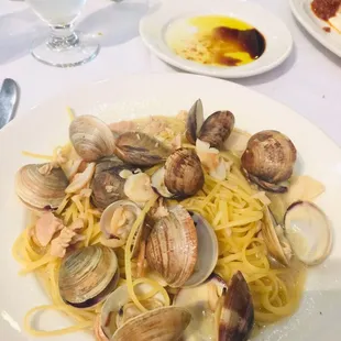 a plate of pasta with clams