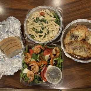 Cavatelli con rapini e polpa di granchio, Garlic Bread, Vesuviana salad with grilled shrimp and italian bread slices.